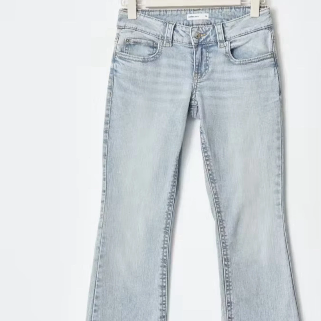 Ljusblå bootcut jeans ginatricot