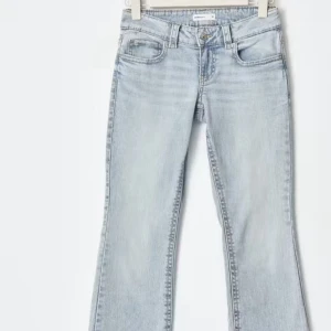 Ljusblå bootcut jeans ginatricot - Snygga ljusblå jeans med bootcut passform och klassisk femficksdesign. Jeansen har en lätt tvättad look och normal midja. Perfekta för en avslappnad och trendig stil. Nypris 500 aldrig använda