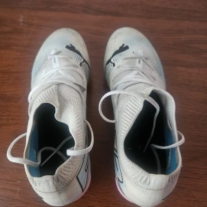 Puma Future vita fotbollsskor med rosa sula - Puma FTR (Future) fotbollsskor. Sparsamt använda. Köpta på Länna Sport för 1200:- 