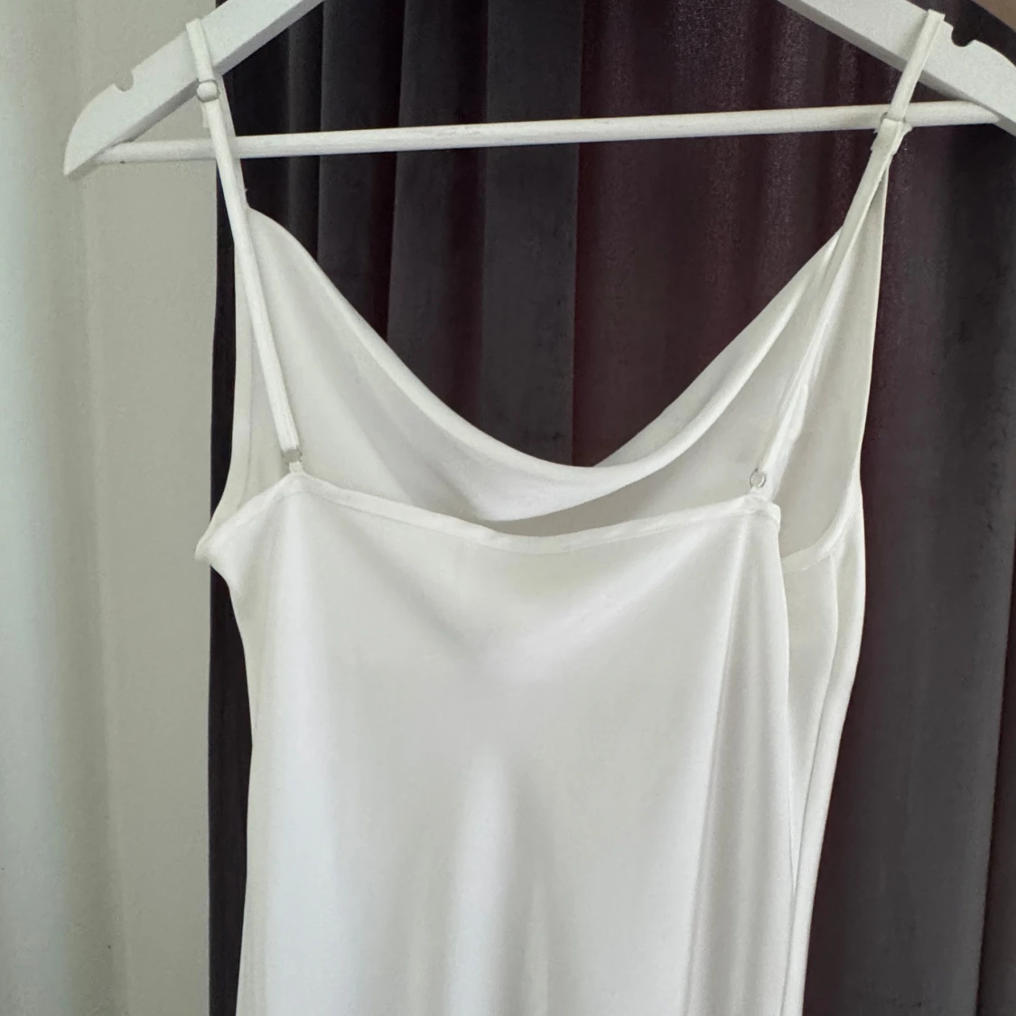 Vit långklänning med smala axelband - 3