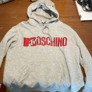 Moshino x HM hoodie - En riktigt snygg grå Moshino x HM hoodie. Den i nyskick, inprincip oanvänd. Storlek M men passar mer som S/M. Skriv vid frågor😁