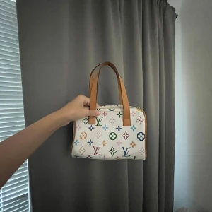 Väska  - Super fin liten väska i nyskick. Postar snabbt