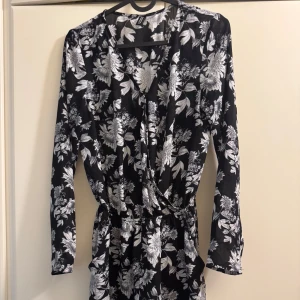 Jumpsuit  - Jumpsuits shorts från H&M i stl 36 som är i väldigt bra skick säljs för 60 kr. 