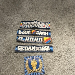 Djurgården Stockholm klistermärken - Samling med färgglada Djurgården Stockholm-klistermärken, perfekt för fans av DIF. Innehåller olika motiv och slogans som hyllar laget och dess historia. Snygga att sätta på laptop, mobil eller andra ytor för att visa ditt stöd!