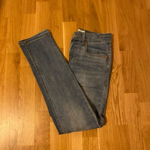 Levi's 512 ljusblå jeans - Säljer ett par klassiska Levi's 512 jeans i ljusblå tvätt. De har en slim passform med raka ben och femficksdesign. Jeansen har snygga kontrastsömmar och den ikoniska Levi's-lappen bak i midjan. Perfekta för en chill och stilren look.