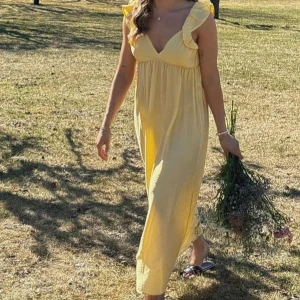 ljusgul klänning - ny med prislapp💛