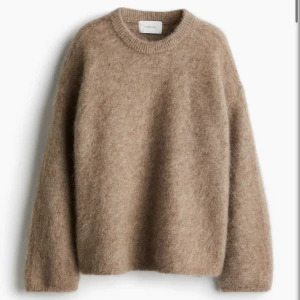 Beige stickad tröja från H&M - Mysig beige stickad tröja från H&M i ull- och alpackablandning. 