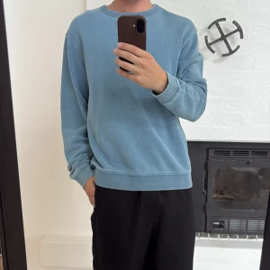 H&M ljusblå tröja loose fit - Helt ny, taggen kvar. Ej orkat skicka tillbaka. Är 178cm för jämnförelse. 