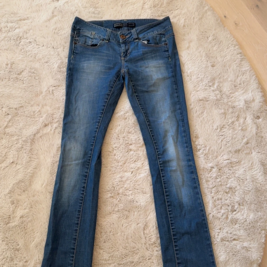 Blå lågmidjade bootcut jeans
