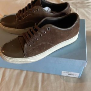 Lanvins - Säljer nu ett par bruna lanvins som är i ett bra skick storlek 41 uk6 box dustag tillkommer. Skriv om för mer info.
