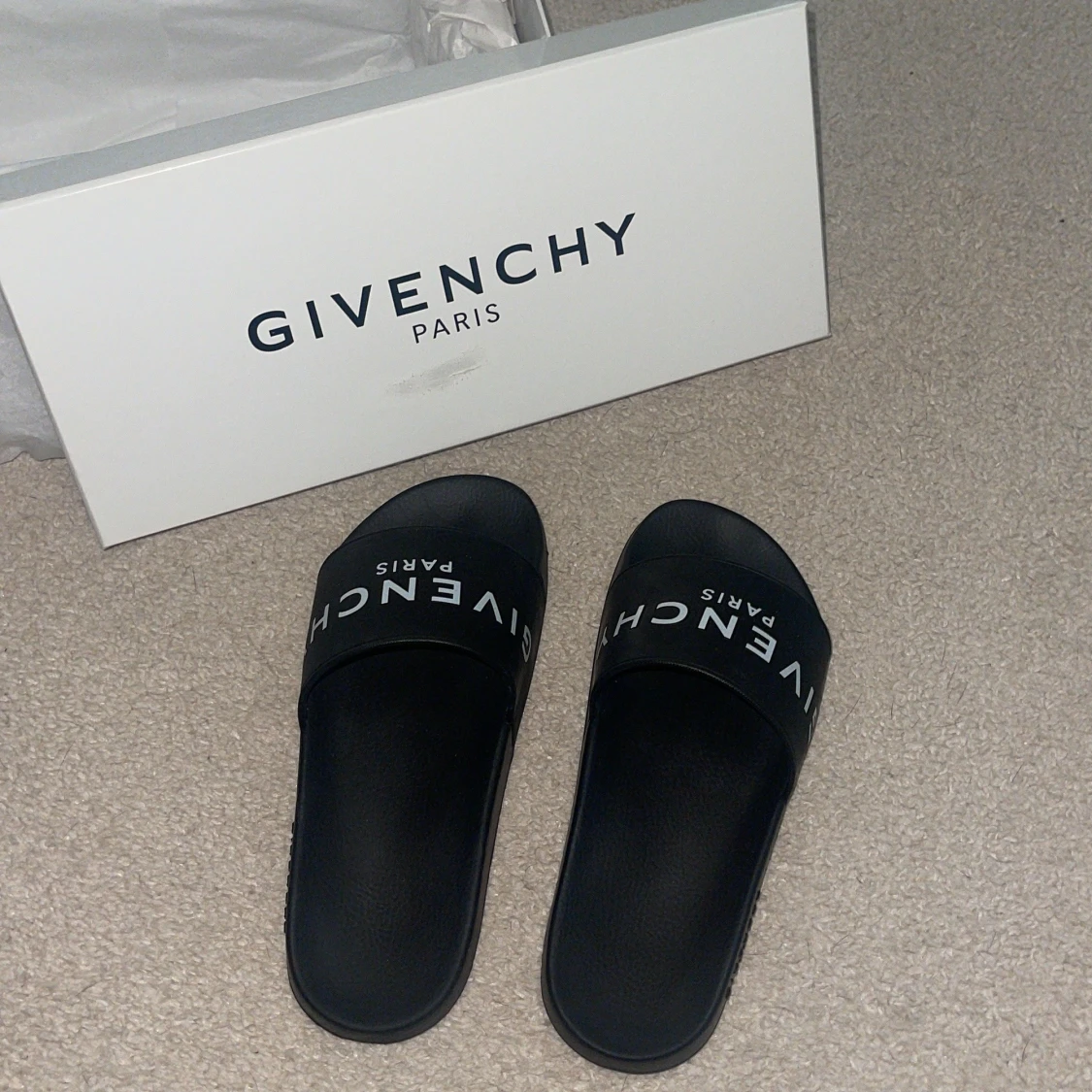 Svarta slides från Givenchy Paris - 3