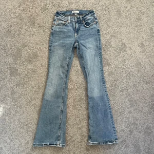 Gina Tricot jeans - Säljer mina Gina Tricot jeans. De är i modellen ”low waist bootcut petite” och är i storlek 34. 