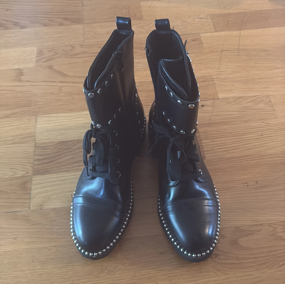 Svarta boots med nitar och spännen - 2