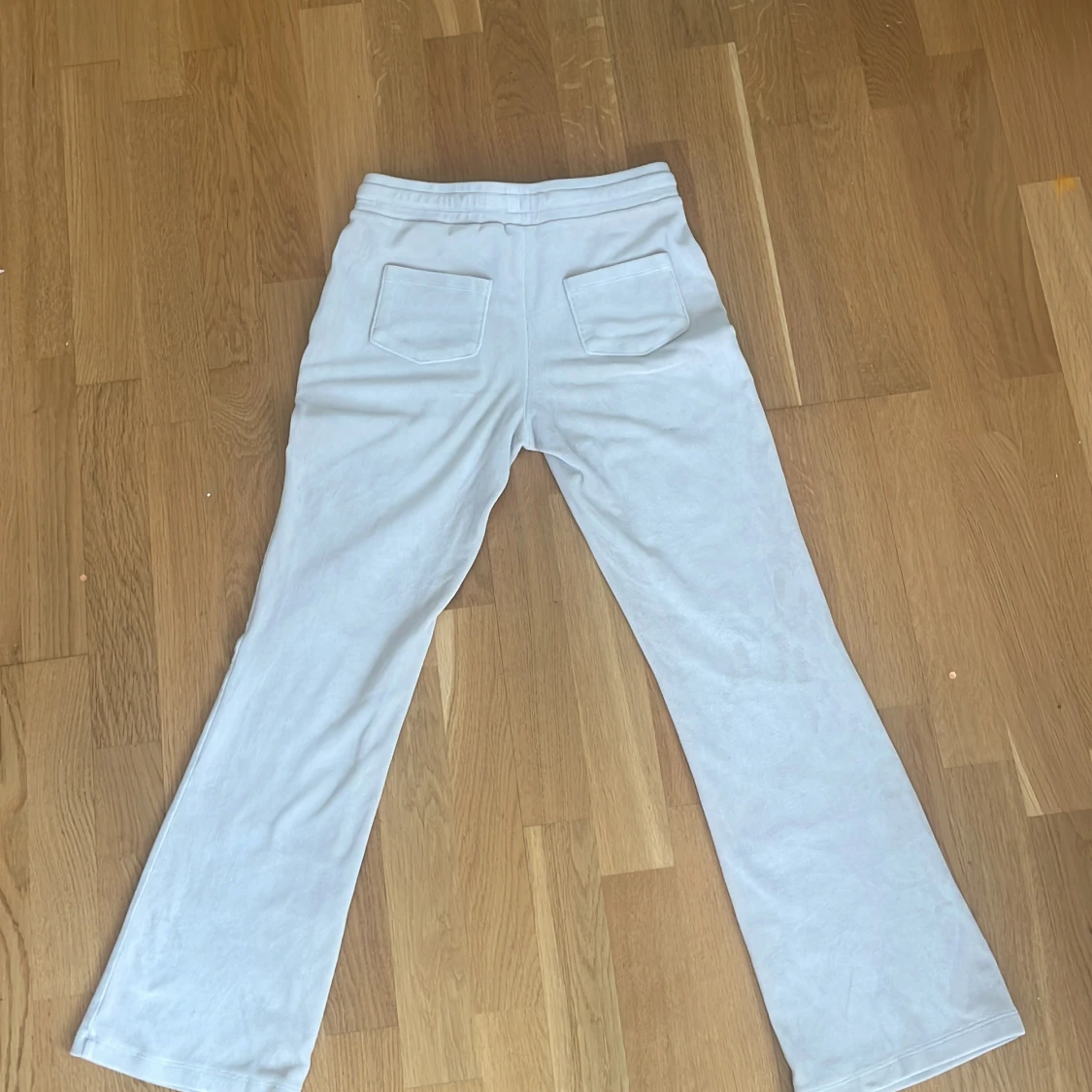 Beigea mjukisbyxor från Gina Tricot - 1