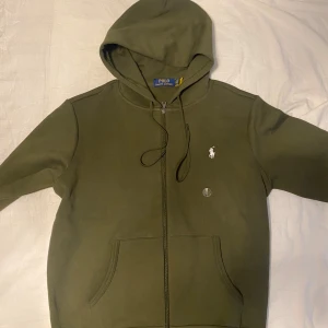 Polo ralph lauren - Säljer en helt ny oanvänd kofta beställde fel färg och glömde lämna tillbaka så det är försent så jag tänkte sälja den bara