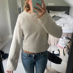 Beige stickad tröja med ribbade detaljer - En stilren beige stickad tröja med rund halsringning och ribbade muddar vid ärmslut och nederkant. 🥰🥰