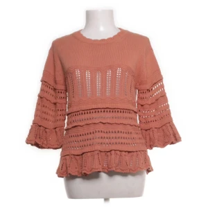 ”Rostfärgad” stickad volangtröja - Superfin rostfärgad stickad tröja med volangdetaljer och trekvartsärm ☀️                   Från Rich & Royal i S                                           Nypris ca 1600kr