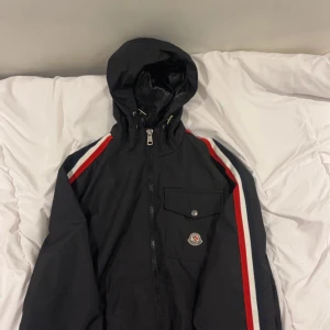 Moncler Cardigan - Säljer mina fina moncler windbreaker, använder nt den på grund av att den är lite för stor. Fraktar samma dag beställning kommer. Pris kan diskuteras vid snabb affär