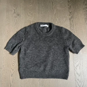 Grå stickad tröja från Zara - Säljer denna trendiga tröja från zara, som endast använd 1 gång😋 köpare står för frakt 📦 mina bilder blir jätte suddiga vet inte varför!?🥲liten i storlek 