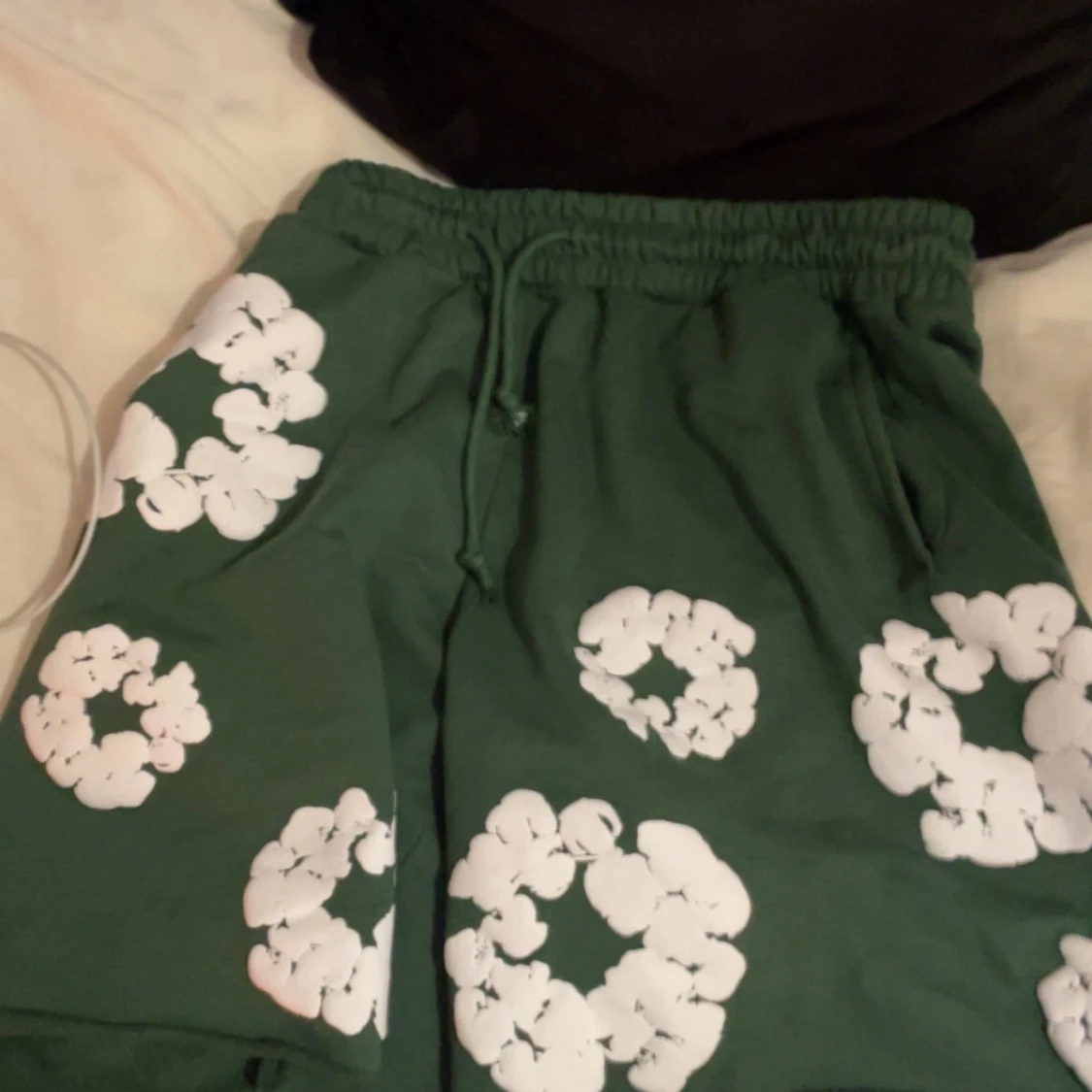 Gröna shorts med vit blommig print - 1