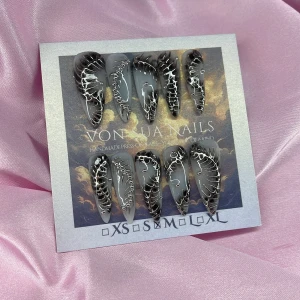 Z1NK (M);Long Stiletto  - Snygga långa gelé lösnaglar i svart och silver krom med 3D-effekt och coolt mönster. Naglarna har en spetsig form och kommer i M: 16 mm, 12 mm, 12,5 mm, 11,5 mm, 10 mm . Perfekt för dig som vill sticka ut med en edgy look.
