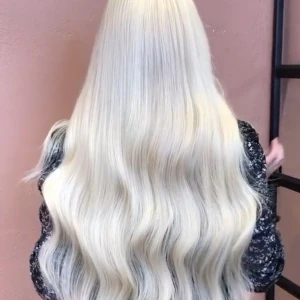 Clip-on löshår platina blond - Säljer clip-on löshår i platina blond nyans. Löshåret är 60cm, jag har inte klippt det och det är användt få gånger då jag satt i tejp istället, lash ash blonde heter färgen, går locka och göra allting 