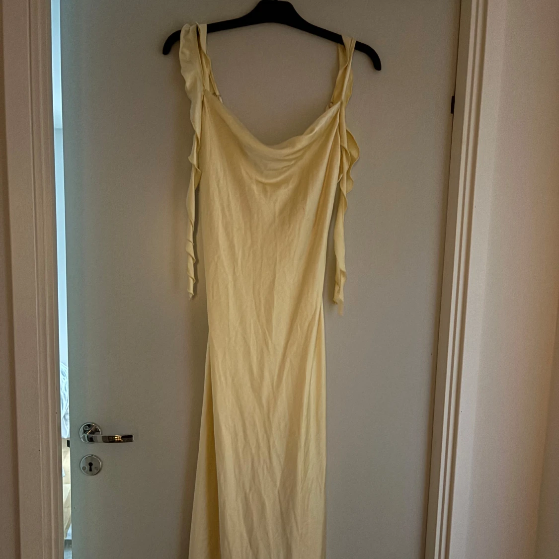Gul klänning från Gina tricot