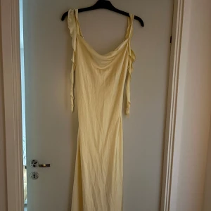 Gul klänning från Gina tricot - Säljer den här gula klänningen från Gina som sålde slut förra sommaren.