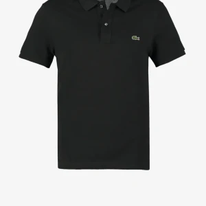 Svart pikétröja från Lacoste - Klassisk svart pikétröja från Lacoste med korta ärmar och ikoniska krokodilloggan på bröstet. Tröjan har krage och knäppning med två knappar framtill. Tillverkad i bomull för en skön och luftig känsla. Perfekt för en clean och stilren look.  Om du behöver en annan storlek kan du kolla min profil.  