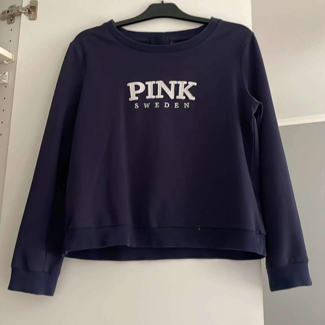Mörkblå sweatshirt från Pink Sweden