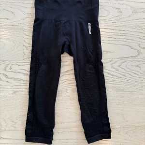 Gymshark träningsbyxa strl S  - Gymshark träningsbyxa strl S  Text är lite spruket/ tvättpåverkad  Längd: slutar nedanför knäna