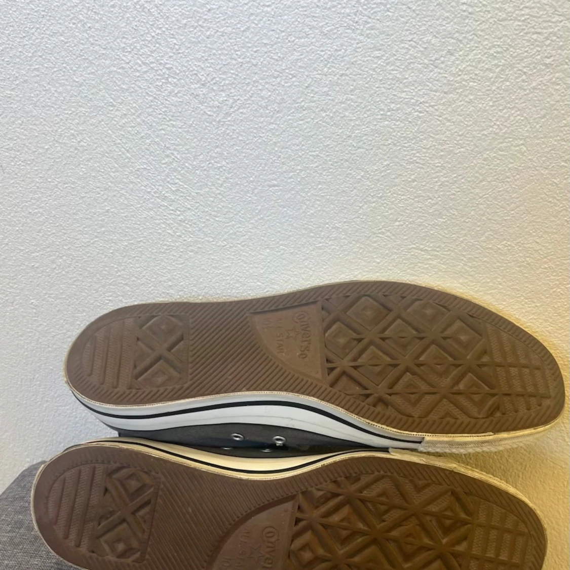 Grå höga Converse sneakers - 2