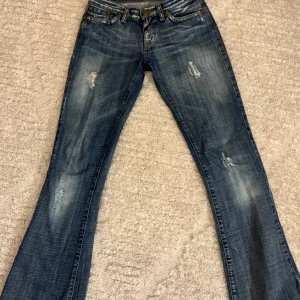 Lågmidjade bootcut jeans - Super snygga lågmidjade bootcut jeans med slitningar🩵