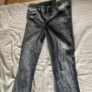 Svarta bootcut jeans från Diesel - Snygga svarta disel jeans. Utsvängda jeans, på sidorna vid bälteshållaren är de ett litet hål på båda sidor räcker med att sy nått styng 