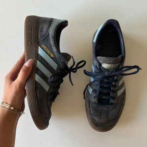 Adidas spezial marinblå 38 - Säljer dessa adidas spezial då de inte kommer till användning, jättesköna och i välbevarat skick! Inga slitningar eller dylikt🩵BUDA, LÄGRE PRIS VID SNABB AFFÄR!