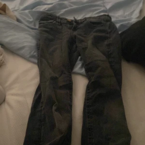 Svarta jeans med rosett-detalj Gina Tricot - Säljer ett par svarta jeans från Gina Tricot i storlek 158. Jeansen har raka ben och snygga rosett-detaljer med paljetter på bakfickorna. Klassisk femficksmodell med knapp och dragkedja framtill. Perfekta för dig som gillar lite extra detaljer!