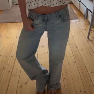 Weekday ljusblå jeans straight fit arrow low lågmidjade raka 25/34 - Raka jeans i ljusblå tvätt från Weekday i modellen Arrow Low. Storlek 25/34. Modellen har rak passform och låg midja, med fem fickor och knappgylf. 