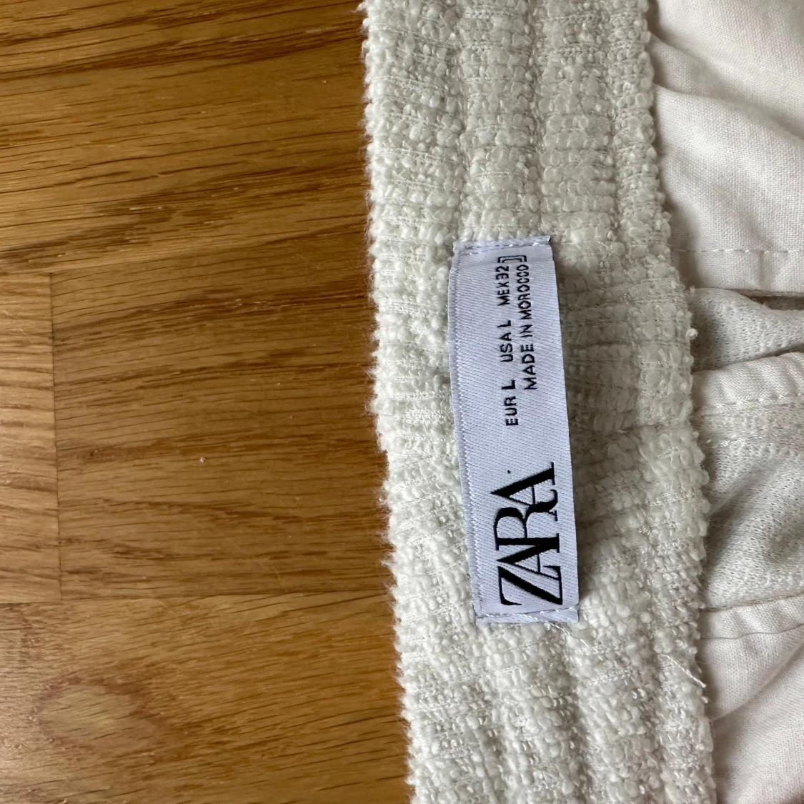 Vita strukturerade byxor från Zara - 2