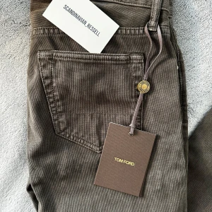 Grå jeans från Tom Ford - Snygga Tom Ford slim fit jeans. Nypris ~7000.  Lägg prisförslag. W30. Nya med tags!