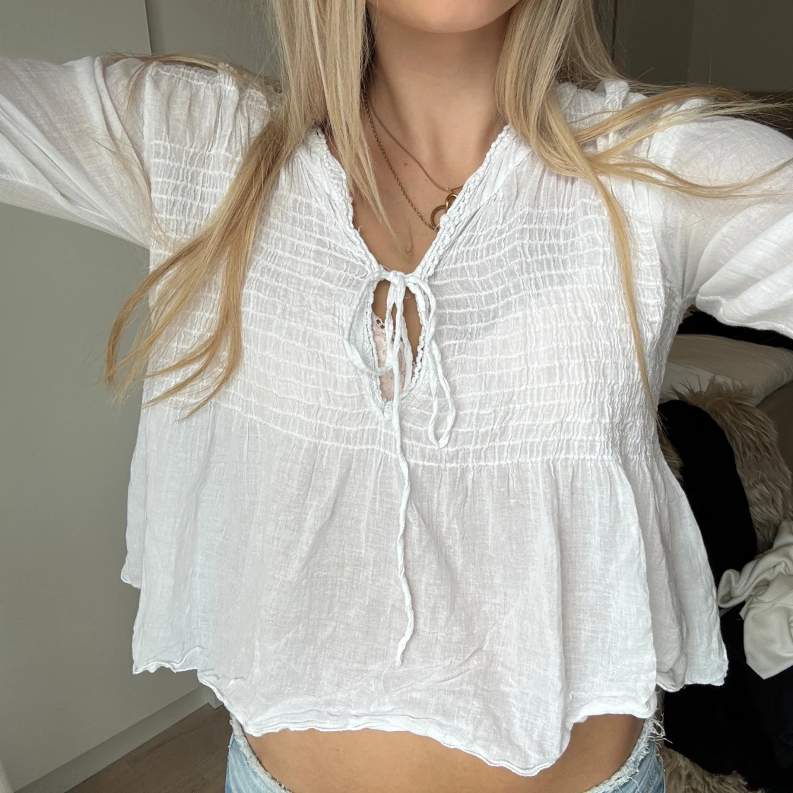 Vit blus med knyt och volang - 1