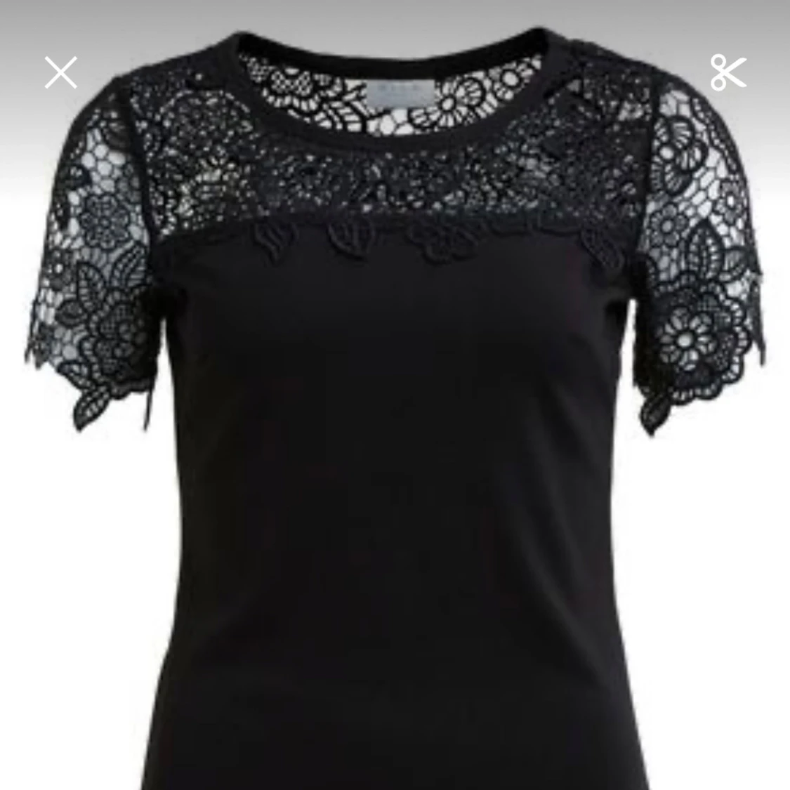 Svart blus med spetsdetaljer - 2