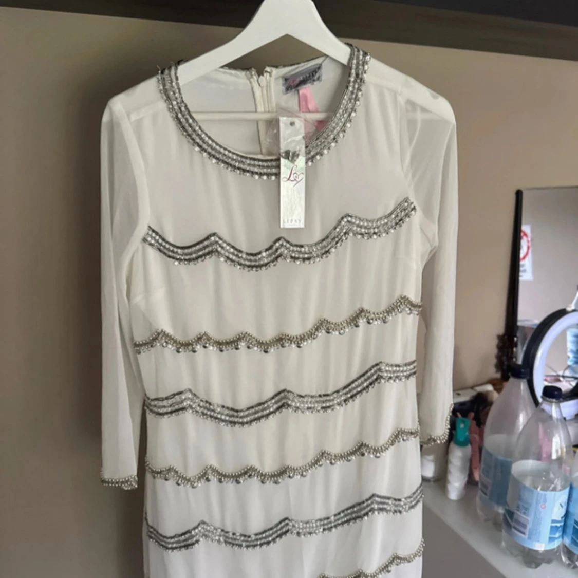 Vit kortklänning med pärldetaljer