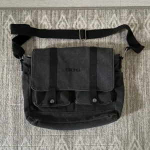 BDG väska - Crossbody väska från BDG urban outfitters till billigt pris då den ej kommer till användning, inga tecken på slitage eller annat! Nypris 349