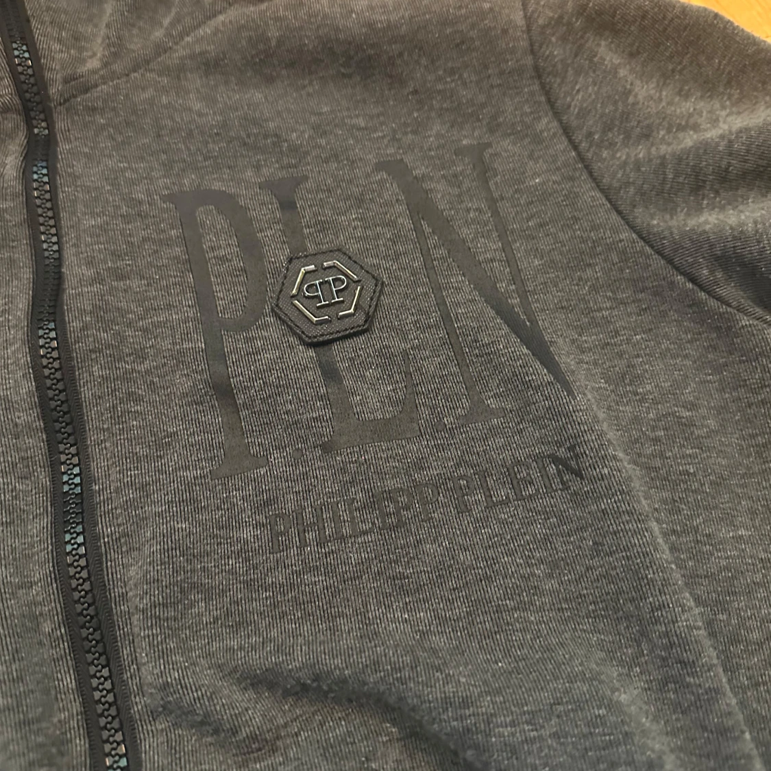 Grå hoodie med dödskalle från Philipp Plein - 2