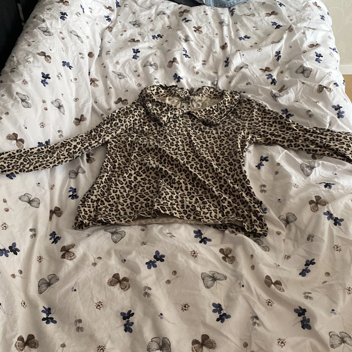 Leopardmönstrad långärmad topp med krage