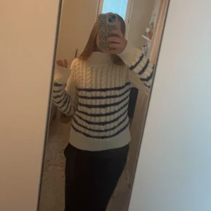 Vit och blå randig stickad tröja med polokrage - (MEDDELA INNAN KÖP) Säljer en mysig stickad tröja med polokrage i vitt med blåa ränder, använder inte längre för att de är inte min stil direkt ❤️den är jättemysig och är bra och ha för kyligare dagar, nästan aldrig använd. Den är i bra skick och har inga fläckar eller hål 🙌