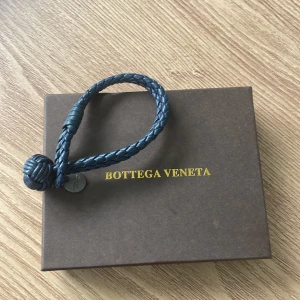Bottega veneta armband  - Säljer detta ritkigt snygga och unika armband från bottega veneta, använd någon gång men inga defekter så 10/10 condition, inget kvitto men kan garantera att den är original!!! 