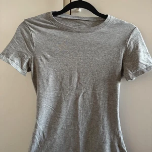 Grå t-shirt från Intimissimi - En enkel grå t-shirt från Intimissimi , i jätte bra skick!