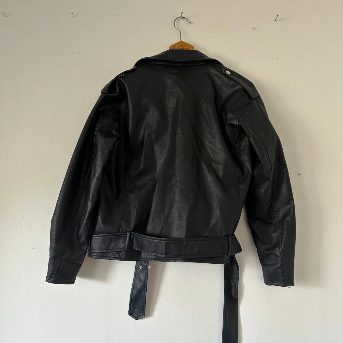 Svart skinnjacka från misguided  - 1