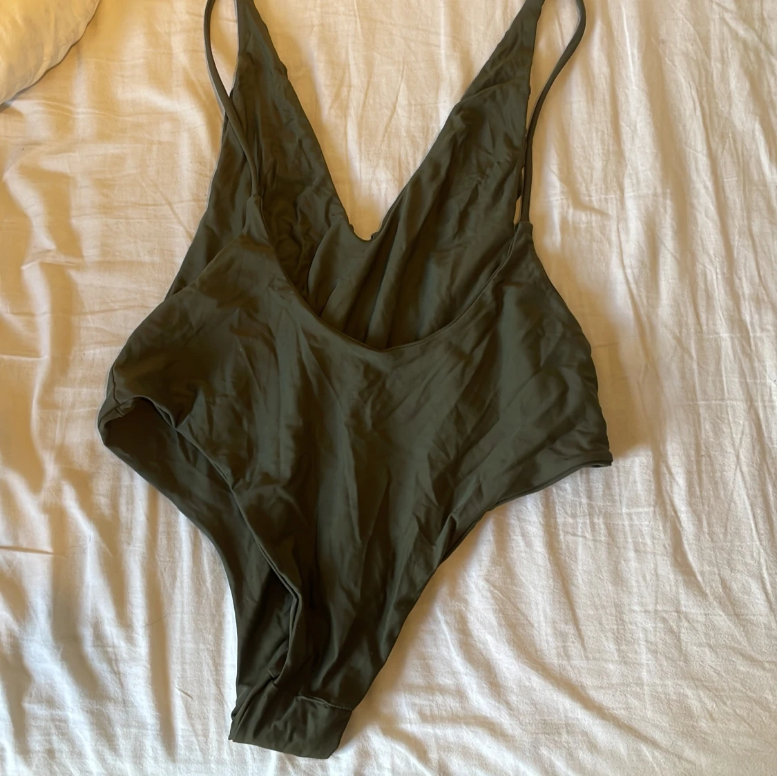Olivgrön baddräkt med djup v-ringning - 1